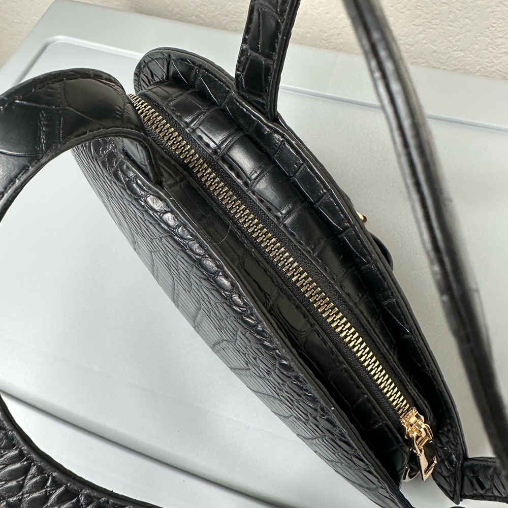 *HOST PICK*‼️Black Heart Purse - Picture 3 of 8